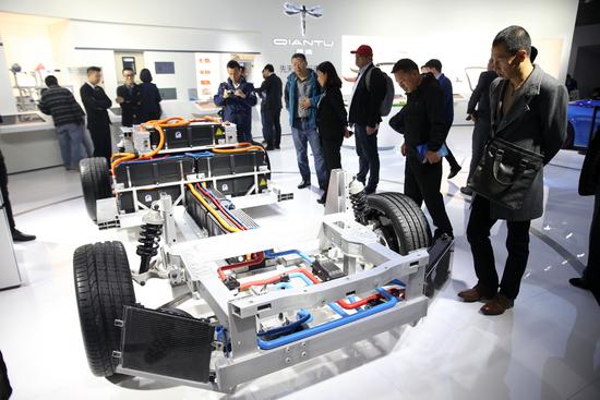 10月19日，觀眾在中國國際節(jié)能與新能源汽車展上參觀新款跑車的液冷電池。 新華社發(fā)（陳曉根 攝）