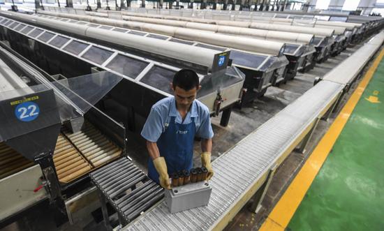 6月22日，河北奧冠電源有限責(zé)任公司工人在動力電池生產(chǎn)線上操作。 新華社記者 李曉果 攝