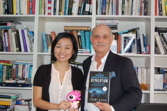《第三次工業(yè)革命》作者杰里米-里夫金與筆者合影。(圖片來源：新浪財(cái)經(jīng))