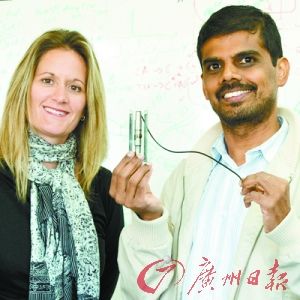 澳大利亞莫道克大學(xué)的研究者正在展示新型鈉離子電池。