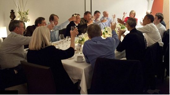 圖示：奧巴馬與硅谷大佬們共進(jìn)晚餐，喬布斯左邊的藍(lán)襯衫是韋斯特里 圖片來(lái)源：路透社