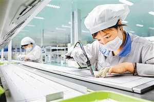 一家能源公司的工人在生產(chǎn)出口歐洲的太陽能光伏產(chǎn)品。  新華社發(fā)