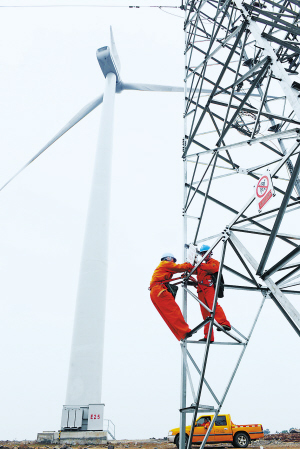 供電員工在安徽龍源風力發(fā)電場檢修輸電線路。宋衛(wèi)星 攝