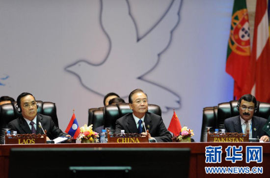  11月6日，中國國務(wù)院總理溫家寶在老撾首都萬象出席第九屆亞歐首腦會議第二次領(lǐng)導(dǎo)人會議。 新華社記者 張鐸 攝