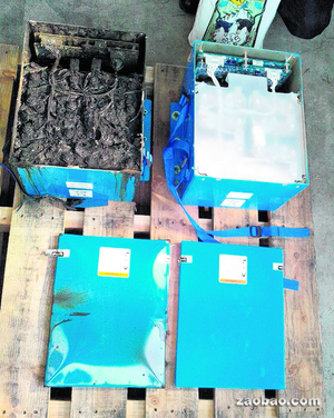 全日空出事夢幻客機的鋰離子電池內(nèi)部已燒壞（圖左），藍色的金屬外殼也燒得凹凸不平。（法新社）