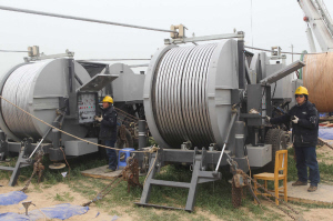 哈鄭特高壓工程黃河大跨越標(biāo)段開始架線。彭懷勝 攝