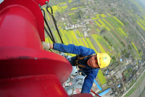 安徽送變電工程公司施工人員在皖電東送工程220多米高空安裝附件。