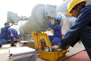 安徽送變電工程公司調(diào)試人員在皖電東送工程皖南站進(jìn)行1000千伏金屬全封閉組合電器（GIS）試驗。楊猛 攝