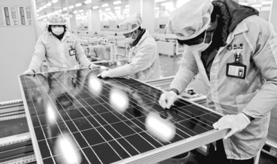 江蘇鹽城市射陽(yáng)縣，江蘇吉陽(yáng)新能源有限公司員工在太陽(yáng)能光伏組件生產(chǎn)線緊張工作。資料圖片