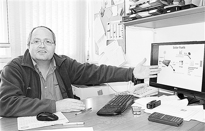 阿夫納&middot;羅斯柴爾德教授在接受采訪。 本報記者 馮志文攝