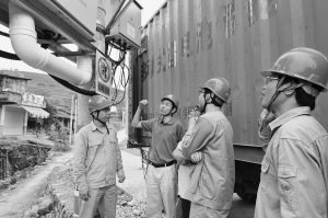 福建電科院技術(shù)人員收集移動儲能電站的運行試驗數(shù)據(jù)，進一步完善研究成果。