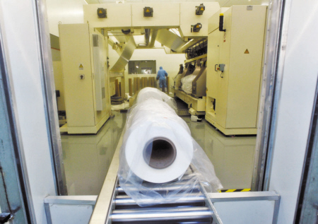 長陽科技生產(chǎn)流水線一筒一筒下線的膜。 記者 王增芳 攝