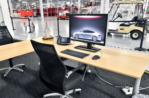 馬斯克的辦公桌上擺著Motor-Trend頒給ModelS的&ldquo;2013年度汽車(chē)獎(jiǎng)&rdquo;