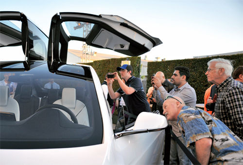 6月20日在特斯拉設(shè)計(jì)中心的展示會(huì)上賓客紛紛給Model-X拍照，這款車(chē)將在2014年上市