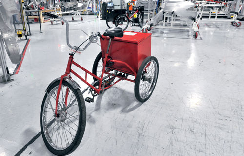 在廠區(qū)一角出現(xiàn)了幾輛神秘的三輪車(chē)