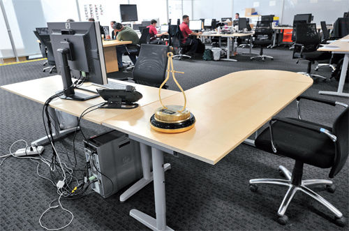 馬斯克的辦公桌和其他員工的辦公桌連成一片