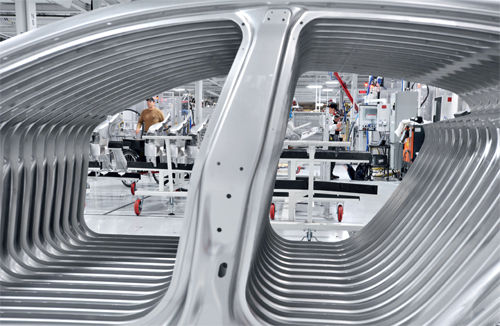 一排汽車(chē)部件疊在一起，等待被安裝