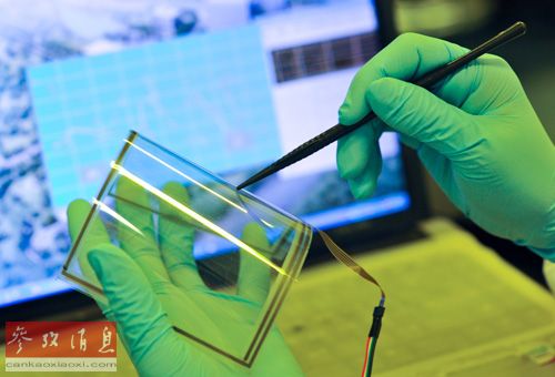 資料圖片：2013年1月24日，中科院重慶綠色智能技術(shù)研究院的一名研究人員在彎曲的單層石墨烯觸摸屏上進行書寫功能測試。新華社記者 劉潺 攝