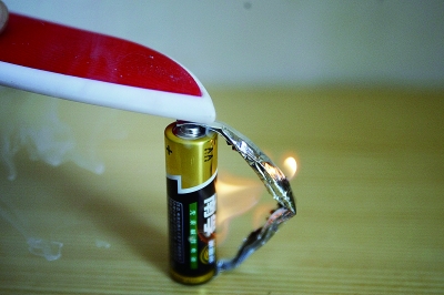 按照網(wǎng)傳方法，記者成功地讓錫紙燃燒了起來(lái)，但由于發(fā)熱量較大，記者只得用塑料工具操作