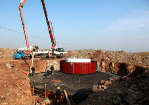 國家風(fēng)光儲輸示范電站二期張尚風(fēng)電場，工作人員正在進(jìn)行風(fēng)機(jī)基礎(chǔ)鋼筋綁扎與混凝土澆筑。梁立新 攝