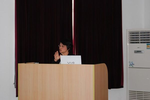 圖片說明：Dr. Wang作報(bào)告