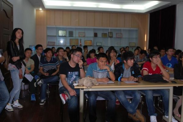 圖片說明：報(bào)告會現(xiàn)場